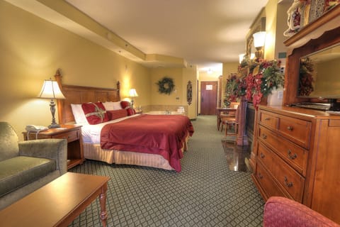 Deluxe Mini Suite | Egyptian cotton sheets, premium bedding, pillowtop beds, in-room safe