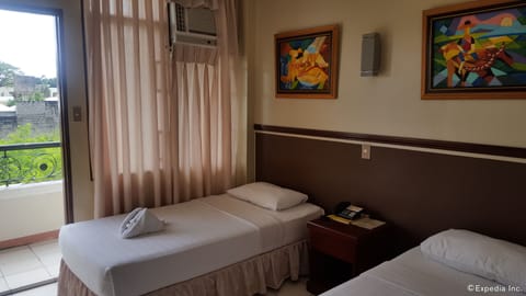 Deluxe Room | Desk, rollaway beds, free WiFi