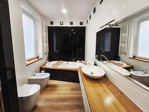 Suite, Garden View | Bathroom | Free toiletries, hair dryer, bidet, towels