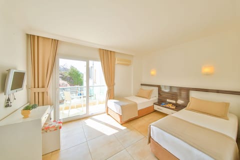 Twin Room, Partial Sea View | Minibar, soundproofing, free WiFi, bed sheets