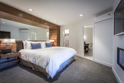 Signature Suite, 2 Bedrooms, 2 Bathrooms, Ocean View | Premium bedding, minibar, desk, blackout drapes