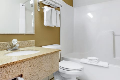 Combined shower/tub, free toiletries, hair dryer, towels