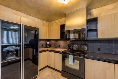 Apartment, 3 Bedrooms, 2 Bathrooms, City View | Private kitchen | Full-size fridge, microwave, stovetop, dishwasher