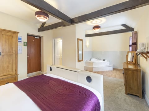 Superior Double Room, 1 Double Bed, Annex Building | Iron/ironing board, free WiFi, bed sheets