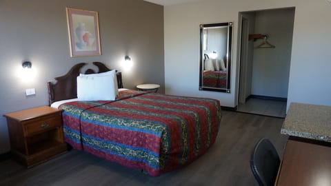 Standard Room, 1 Queen Bed