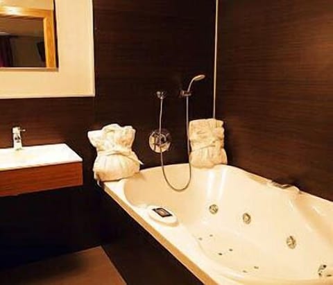 Suite 2 | Bathroom | Hair dryer, towels