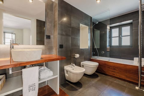 Suite Room | Bathroom | Free toiletries, hair dryer, bathrobes, slippers