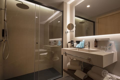 Separate tub and shower, deep soaking tub, free toiletries, hair dryer