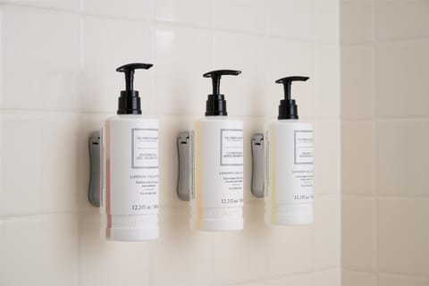 Combined shower/tub, designer toiletries, hair dryer, towels