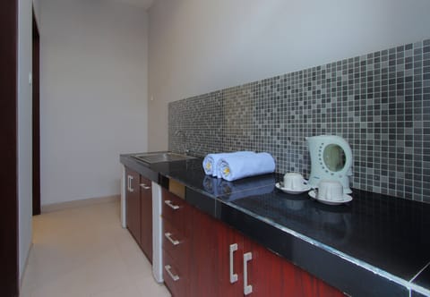 Standard Room | Private kitchenette | Coffee/tea maker, electric kettle