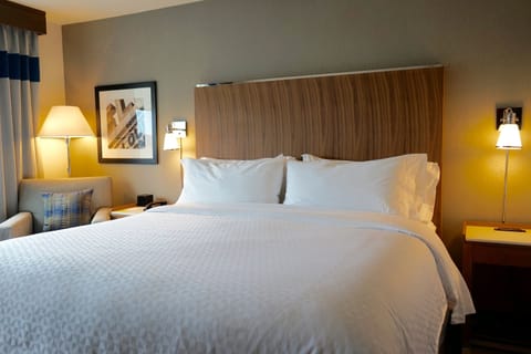 Premium bedding, in-room safe, desk, laptop workspace