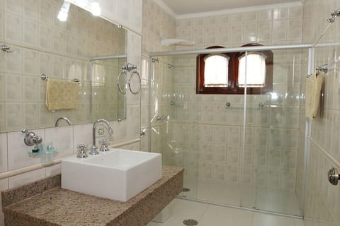 Quadruple Room | Bathroom | Shower, free toiletries, hair dryer, towels