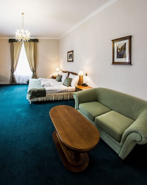 Deluxe Double Room | Minibar, in-room safe, desk, iron/ironing board