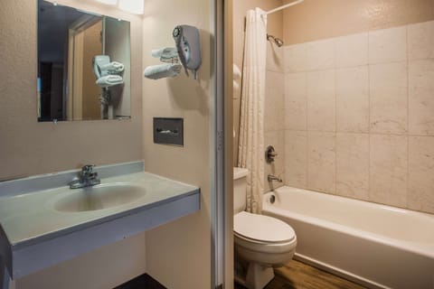 Combined shower/tub, free toiletries, hair dryer, towels