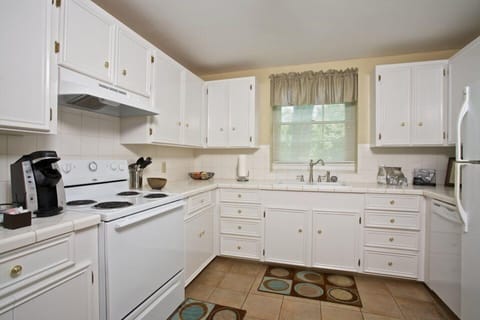 Dairy Barn Queen Suite (Kitchen) | Private kitchen | Fridge, microwave, coffee/tea maker