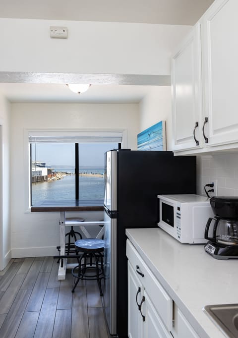 Suite, Fireplace | Private kitchen | Fridge, microwave, stovetop, coffee/tea maker