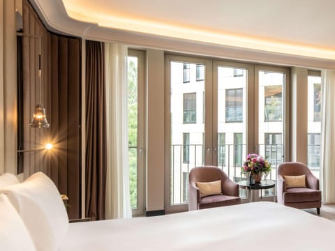 Luxury Room, 1 King Bed | Premium bedding, pillowtop beds, minibar, in-room safe