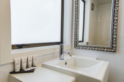 Loft Queen, Mezzanine | Bathroom | Free toiletries, towels