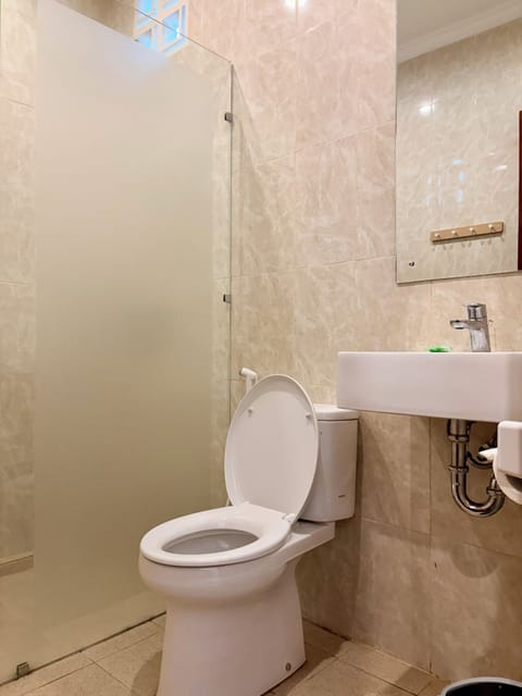 Superior Double Room, Garden View | Bathroom | Shower, towels, soap, shampoo