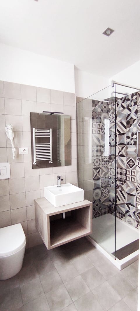 Triple Room | Bathroom | Shower, rainfall showerhead, hair dryer, bidet