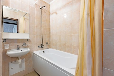 Deluxe Room, 1 Bedroom | Bathroom | Shower, free toiletries, towels