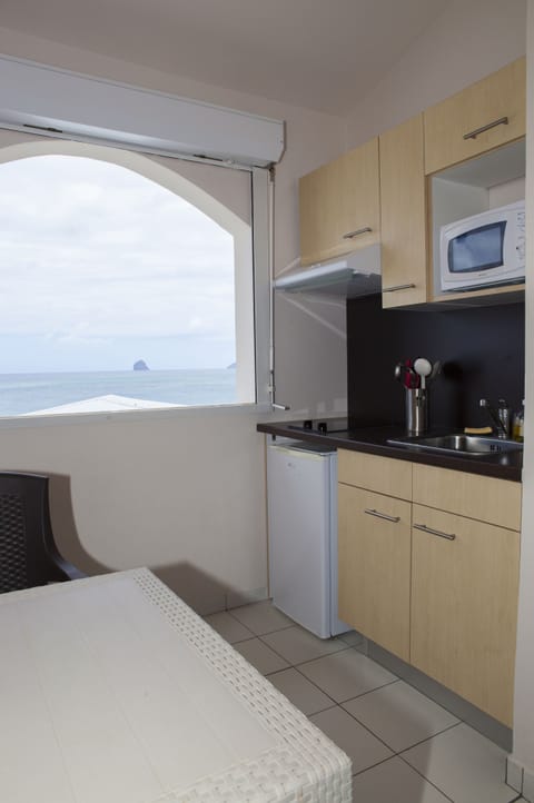  Studio 2 people sea view | Private kitchen | Coffee/tea maker, electric kettle, highchair