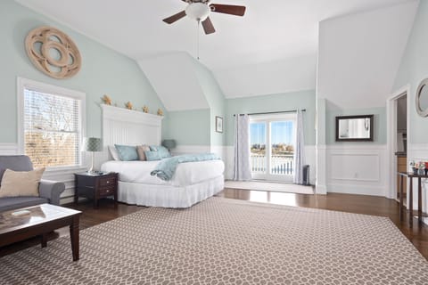 King Luxury Suite Overlooking the Bay | Egyptian cotton sheets, premium bedding, pillowtop beds, in-room safe