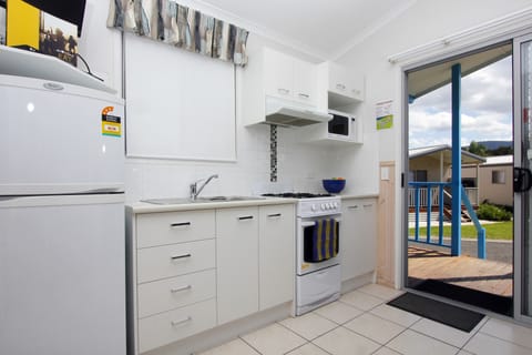 1 Bedroom Ensuite 4 Berth Cabin | Private kitchen | Full-size fridge, microwave, stovetop, coffee/tea maker