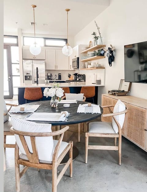 Apartment, Pets Allowed | Restaurant