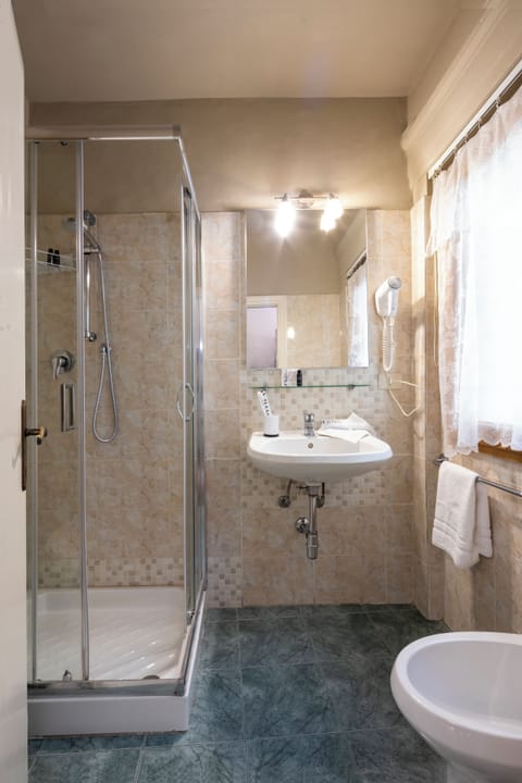 Quadruple Room | Bathroom | Shower, free toiletries, hair dryer, towels