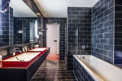 Presidential Suite | Bathroom | Combined shower/tub, eco-friendly toiletries, hair dryer, towels