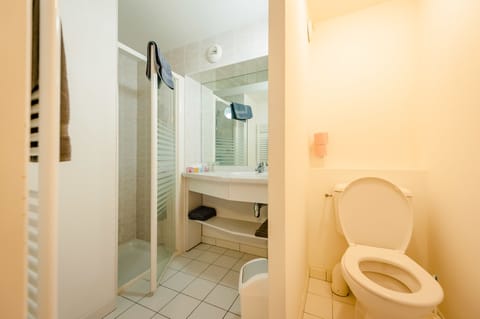 Standard Quadruple Room, Private Bathroom | Bathroom | Shower, towels