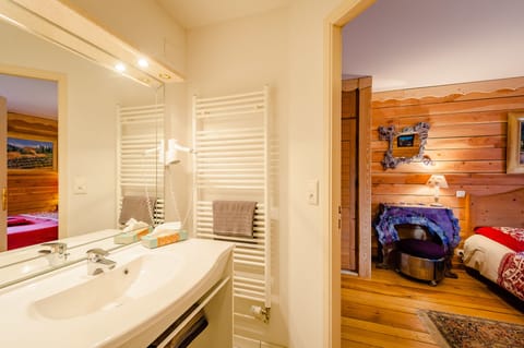 Quadruple Room, Private Bathroom | Bathroom | Shower, towels