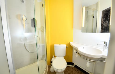 Double Room, Non Smoking | Bathroom | Shower, towels