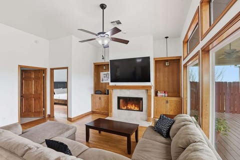 House, 4 Bedrooms | Living area | Smart TV