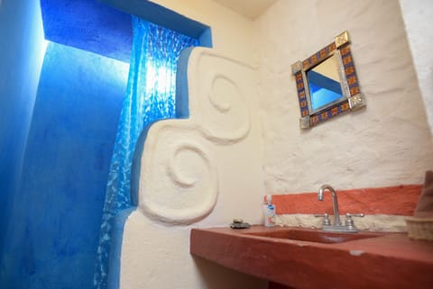 Standard Room, 1 Double Bed | Bathroom | Shower, free toiletries, towels