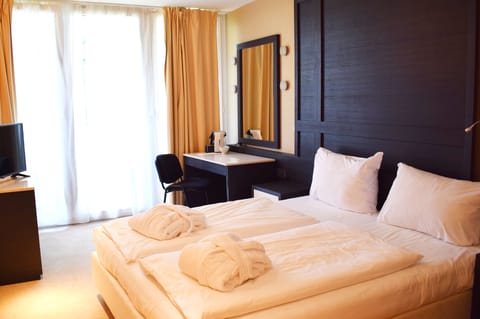 Room, 1 King Bed, Accessible | 1 bedroom, hypo-allergenic bedding, in-room safe, desk