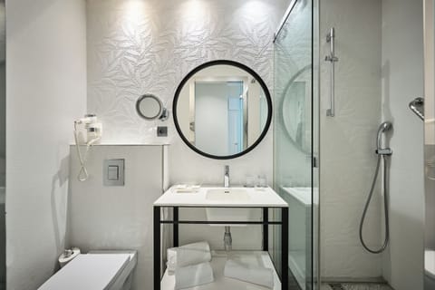 Single Room | Bathroom | Eco-friendly toiletries, hair dryer, towels