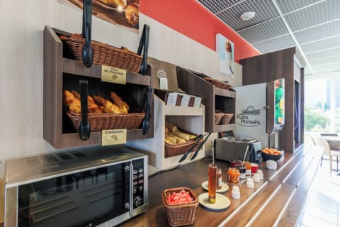 Daily buffet breakfast (EUR 9.90 per person)