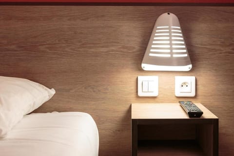 Desk, soundproofing, free WiFi, bed sheets