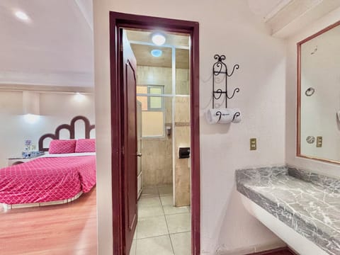 Standard Room | Bathroom | Shower, free toiletries, towels, shampoo