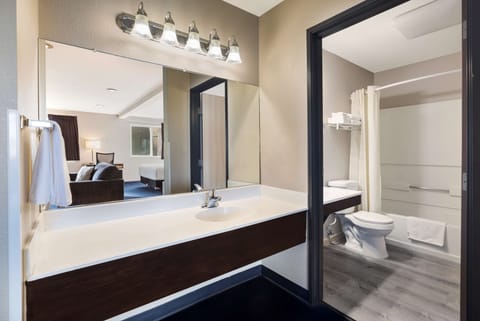 Suite, 1 King Bed, Non Smoking | Bathroom | Combined shower/tub, free toiletries, hair dryer, towels