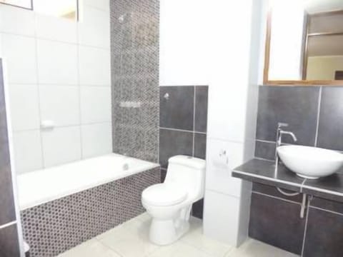 Double Room, 1 Queen Bed | Bathroom | Shower, free toiletries