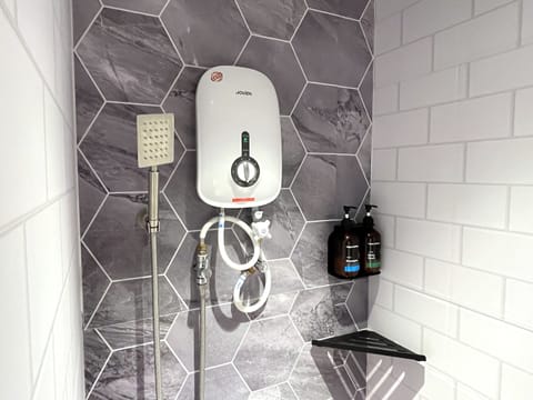 Modern Queen Room | Bathroom | Shower, bidet, towels, shampoo