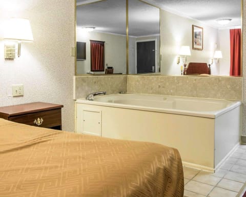 Standard Room, 1 King Bed, Non Smoking, Hot Tub | Free WiFi, bed sheets