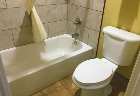 Combined shower/tub, hair dryer, towels