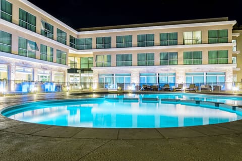 Indoor pool, seasonal outdoor pool, sun loungers