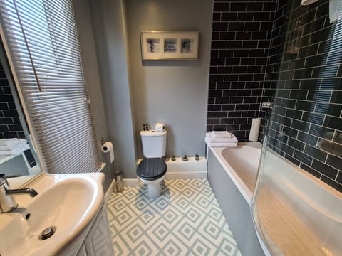 Superior Double Room, Ensuite | Bathroom | Free toiletries