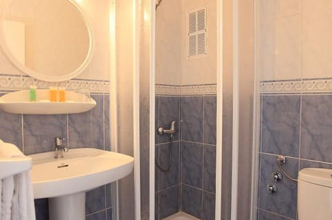 Economy Double Room (No Balcony) | Bathroom | Shower, towels