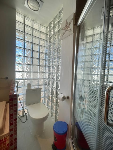 Triple Room | Bathroom | Separate tub and shower, rainfall showerhead, free toiletries